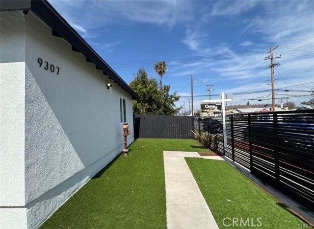 Detail Gallery Image 6 of 16 For 9307 S Budlong, Los Angeles,  CA 90044 - – Beds | – Baths