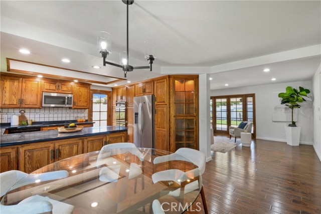 16091 Gold Circle, Huntington Beach CA: https://media.crmls.org/medias/dc11d2e7-6b58-4f6b-9914-570ec87c68b5.jpg