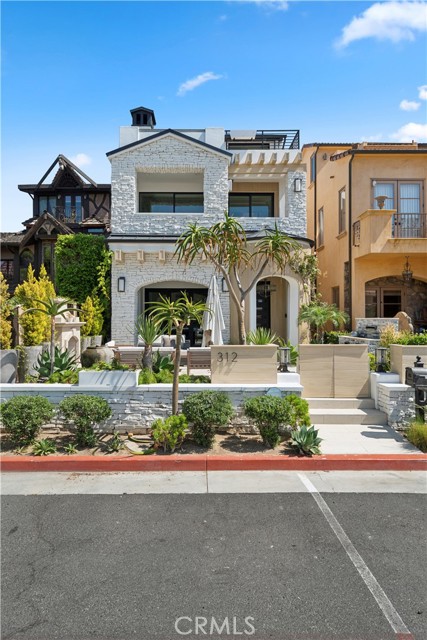 312 Carnation Avenue, Corona del Mar CA: https://media.crmls.org/medias/dc124aaa-7344-4b8c-ac4b-4f01fb684d98.jpg