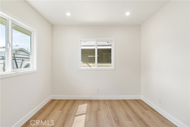 1027 E 10th St, Long Beach CA: https://media.crmls.org/medias/dc12f1ab-1b98-422e-bb48-077b70640a73.jpg