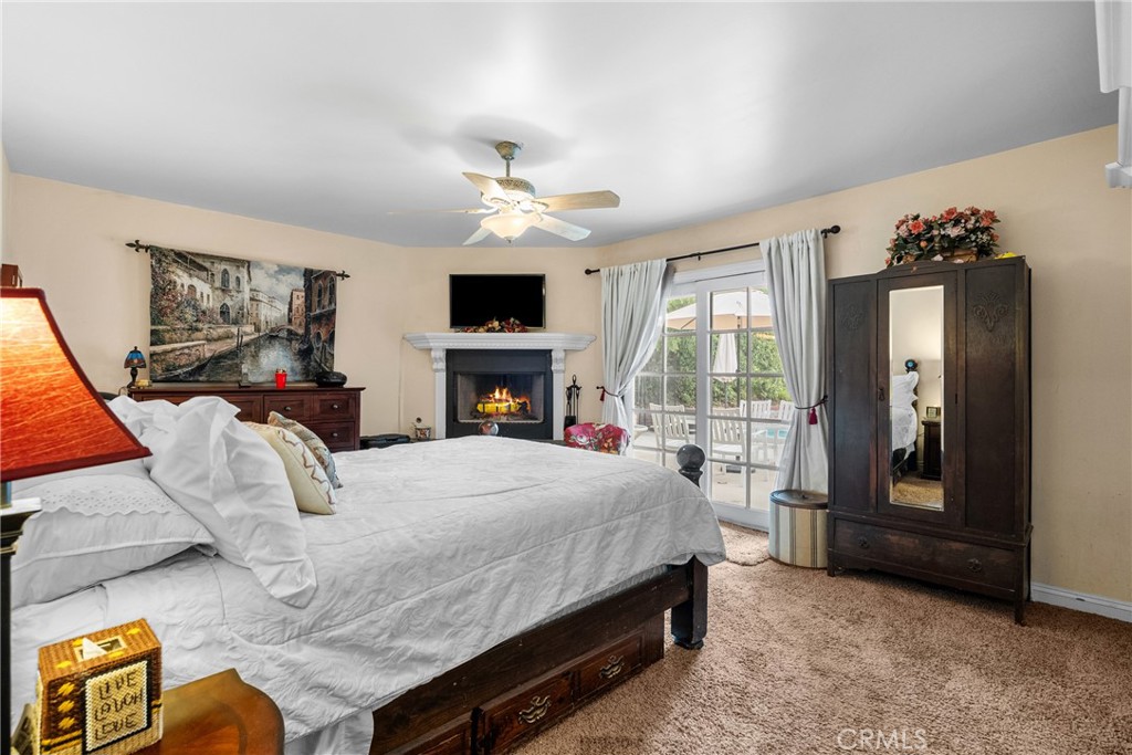 https://media.crmls.org/medias/dc140c71-27ff-4569-ab3f-08547548cb7a.jpg?preset=X-Large