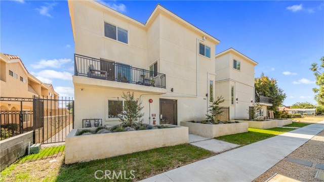 Detail Gallery Image 3 of 24 For 17154 Chatsworth St #1,  Granada Hills,  CA 91344 - 3 Beds | 2/1 Baths