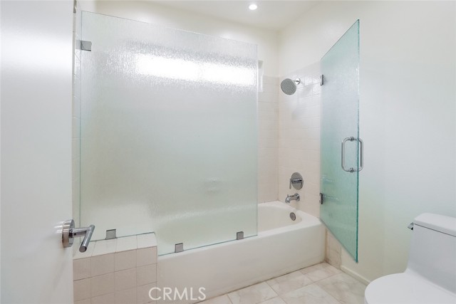 Detail Gallery Image 22 of 31 For 21500 Califa St #135,  Woodland Hills,  CA 91367 - 2 Beds | 2 Baths