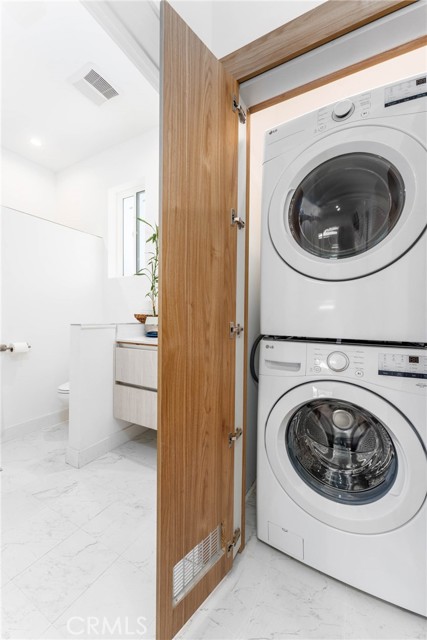Detail Gallery Image 34 of 60 For 14027 Wyandotte St, Van Nuys,  CA 91405 - 4 Beds | 4 Baths