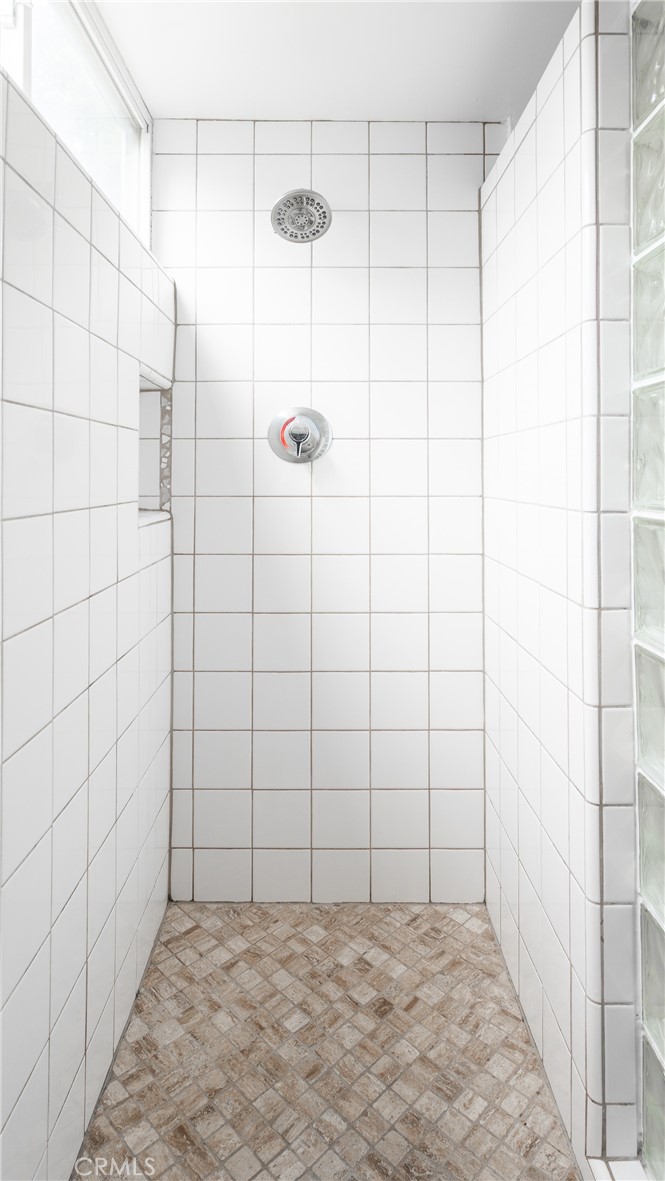 https://media.crmls.org/medias/dc154648-5378-4595-9101-6603511b7cb0.jpg?preset=X-Large