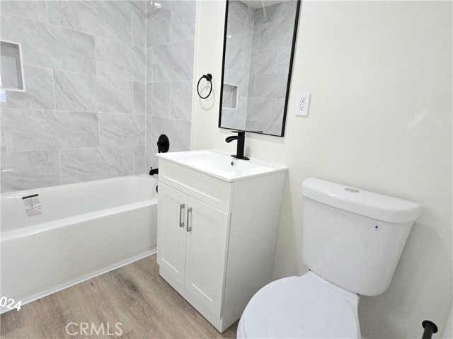 Detail Gallery Image 12 of 20 For 10916 S Inglewood Ave #10916 1/2,  Inglewood,  CA 90304 - 2 Beds | 2 Baths