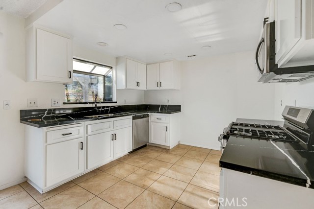 Detail Gallery Image 6 of 21 For 7365 Chase, Hesperia,  CA 92345 - 4 Beds | 3 Baths