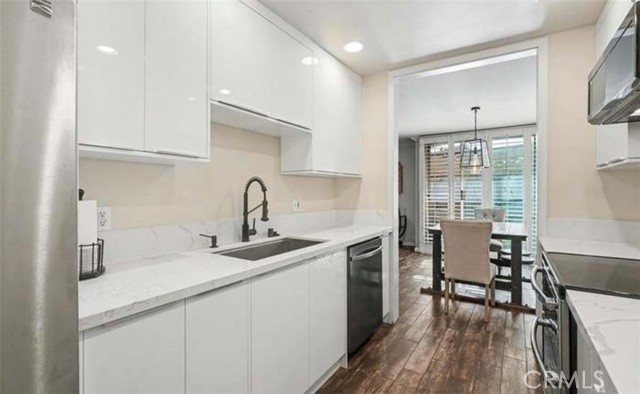 Detail Gallery Image 9 of 25 For 14141 Dickens #111,  Sherman Oaks,  CA 91423 - 2 Beds | 2 Baths