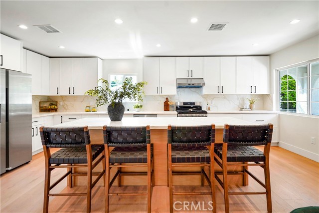 Detail Gallery Image 2 of 51 For 18324 Sylvan St, Tarzana,  CA 91335 - 4 Beds | 2 Baths