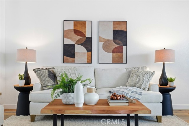 Detail Gallery Image 3 of 30 For 7304 Balboa #C,  Lake Balboa,  CA 91406 - 3 Beds | 3/1 Baths