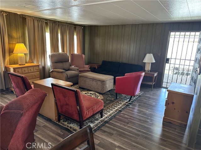 332 N LYON Avenue, Hemet CA: https://media.crmls.org/medias/dc2118d6-4335-4b59-b45e-e2ef80a0f6de.jpg