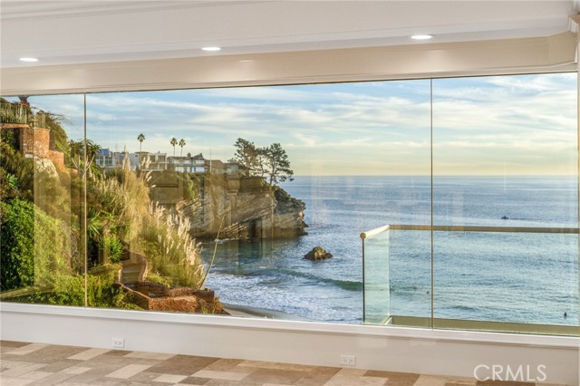 Detail Gallery Image 11 of 73 For 21 Bay, Laguna Beach,  CA 92651 - 6 Beds | 6/1 Baths