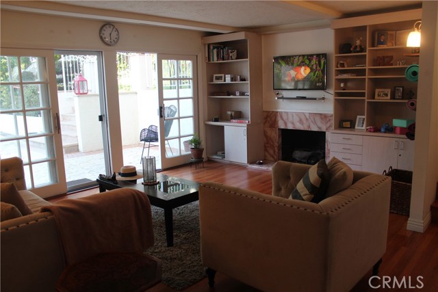 Detail Gallery Image 5 of 23 For 4527 Stark, Woodland Hills,  CA 91364 - 3 Beds | 3 Baths