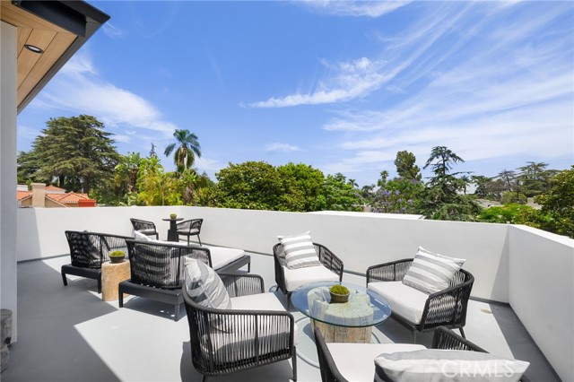 555 N Plymouth Boulevard, Los Angeles CA: https://media.crmls.org/medias/dc25777a-1109-480e-a20d-8a73992fe42f.jpg