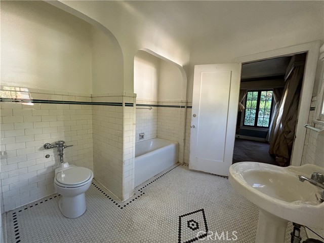 Detail Gallery Image 16 of 33 For 2329 N Edgemont, Los Angeles,  CA 90027 - 5 Beds | 3 Baths