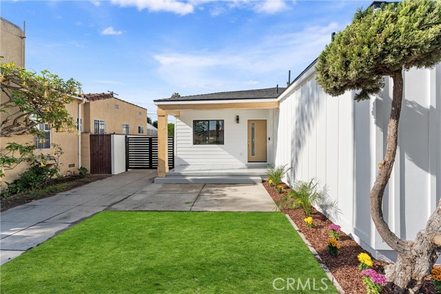 3945 S Norton Avenue, Los Angeles CA: https://media.crmls.org/medias/dc267e23-7e57-4e52-a285-84fdd829dff0.jpg