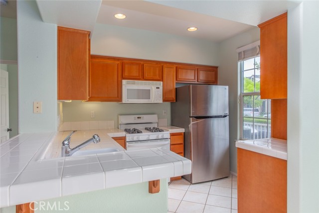 Detail Gallery Image 12 of 21 For 27009 Channel Ln #2,  Valencia,  CA 91355 - 2 Beds | 2 Baths