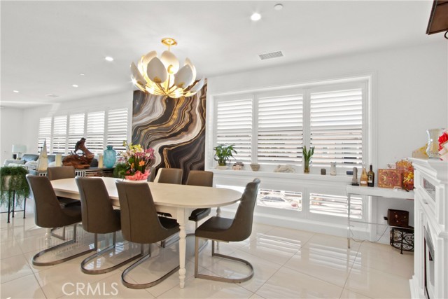 208 Ocean Place, Seal Beach CA: https://media.crmls.org/medias/dc2c9c9b-6dc2-4a6a-8419-62e8f6f11ea7.jpg