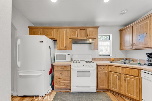 Detail Gallery Image 12 of 28 For 1124 W Country Club Bld, Big Bear City,  CA 92314 - 3 Beds | 2 Baths