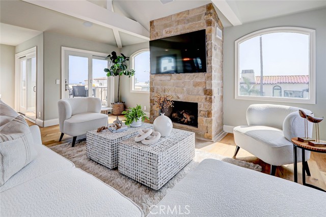 Detail Gallery Image 4 of 53 For 303 7th St a,  Manhattan Beach,  CA 90266 - 3 Beds | 3/1 Baths
