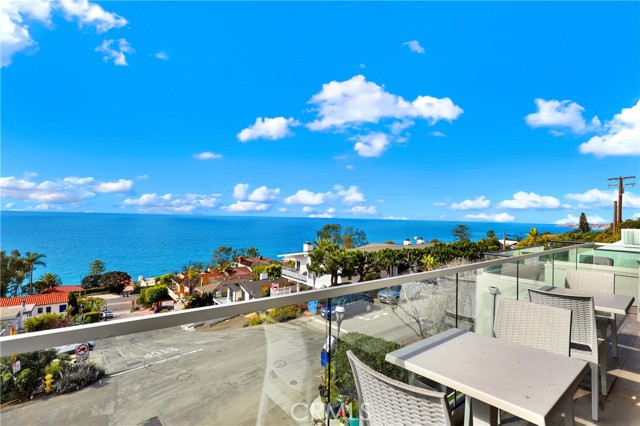 Detail Gallery Image 9 of 23 For 2510 Glenneyre St, Laguna Beach,  CA 92651 - 3 Beds | 3 Baths