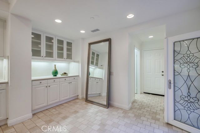 2569 Bungalow Place, Corona del Mar CA: https://media.crmls.org/medias/dc35f8ea-e982-4314-94c0-c0d84821a4ce.jpg