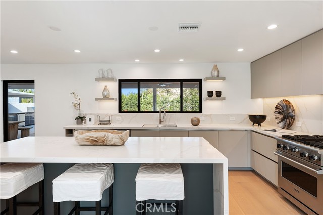 Detail Gallery Image 13 of 57 For 5630 Blanco Ave, Woodland Hills,  CA 91367 - 4 Beds | 4/1 Baths