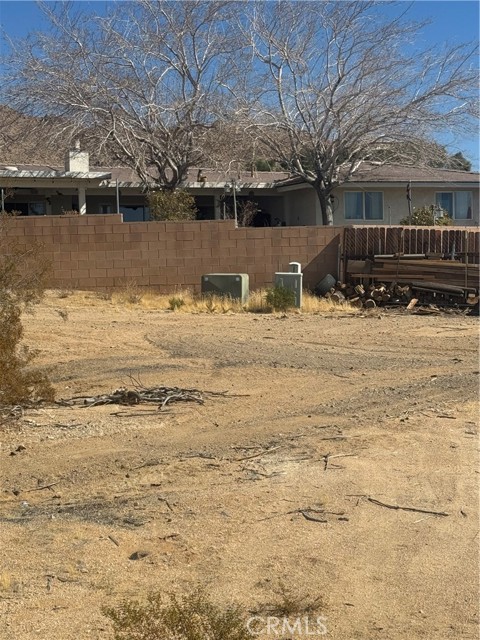 Detail Gallery Image 2 of 3 For 23372 Taos Rd, Apple Valley,  CA 92307 - – Beds | – Baths
