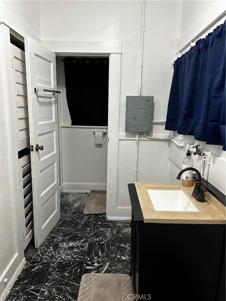 https://media.crmls.org/medias/dc3d8eb0-4627-4c7d-ade0-9d073c40c836.jpg?preset=X-Large