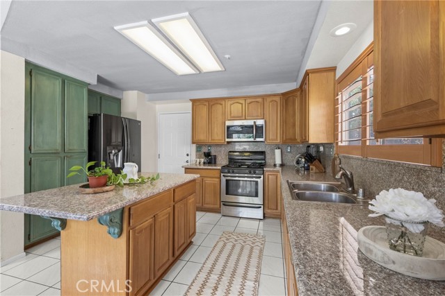 14998 Mustang Lane, Fontana CA: https://media.crmls.org/medias/dc4256db-e223-495a-a8fd-3e237f179f42.jpg