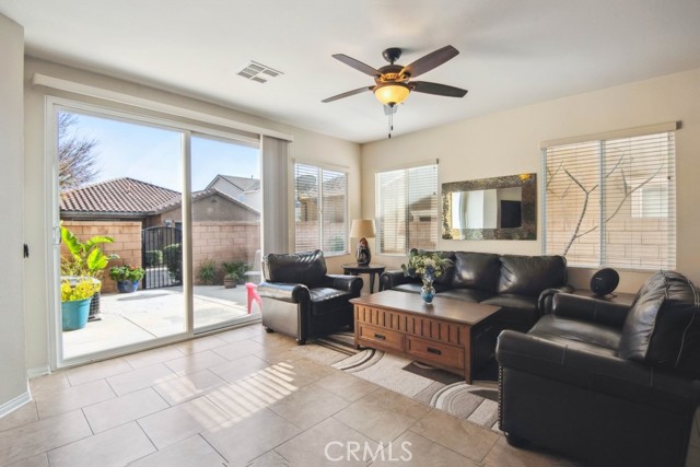 Detail Gallery Image 4 of 18 For 5369 Parkside Way, Fontana,  CA 92336 - 4 Beds | 3 Baths