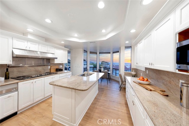 11 Montpellier, Newport Beach CA: https://media.crmls.org/medias/dc4ba8dd-e037-481a-a940-b60fd98462d9.jpg