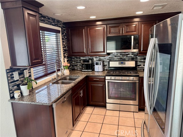 Detail Gallery Image 4 of 6 For 13390 Cloudburst, Corona,  CA 92883 - 3 Beds | 2 Baths