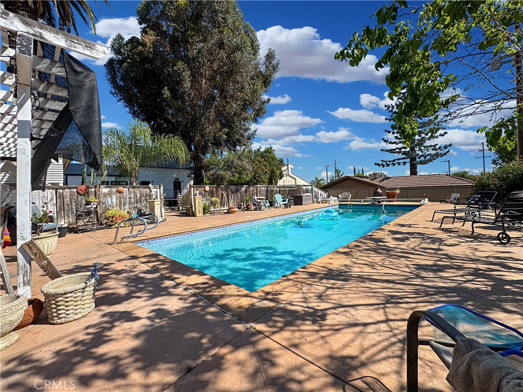 https://media.crmls.org/medias/dc526c3b-1351-4594-9732-bdb2818abe79.jpg?preset=X-Large