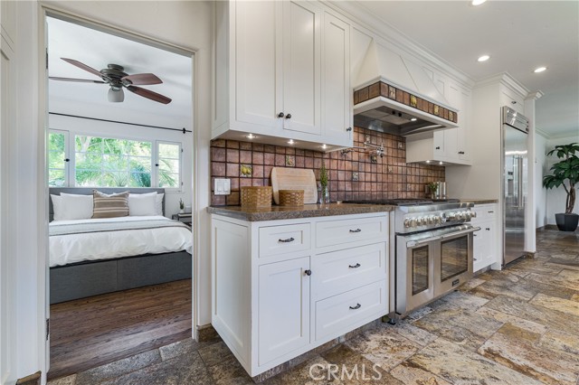 516 E Stocker Street, Glendale CA: https://media.crmls.org/medias/dc52d395-543a-4f9d-97ff-2fc4a2127f85.jpg