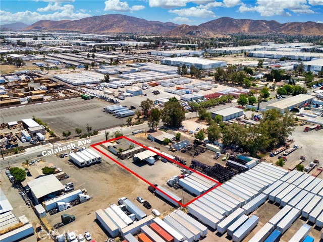 10566 Calabash Avenue, Fontana CA: https://media.crmls.org/medias/dc537522-4166-426c-adee-0ba435adec6b.jpg