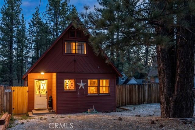 Detail Gallery Image 7 of 34 For 211 W Sherwood Bld, Big Bear City,  CA 92314 - 3 Beds | 2 Baths