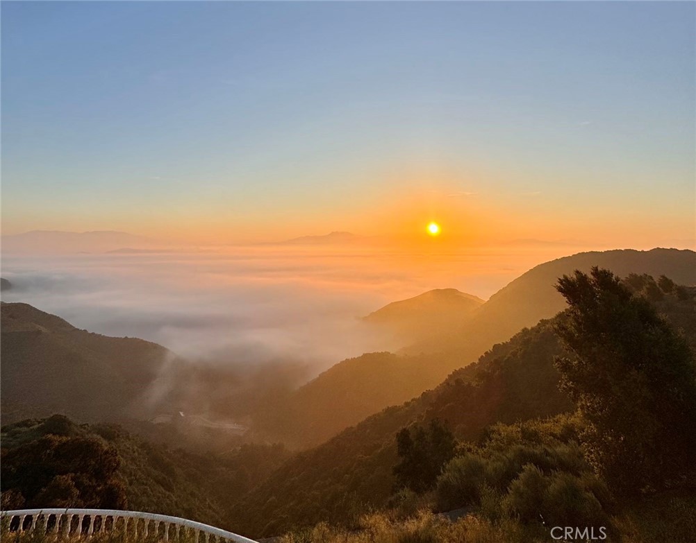 https://media.crmls.org/medias/dc5c99f6-e0b4-4cdc-b27e-0732e6e58fff.jpg?preset=X-Large