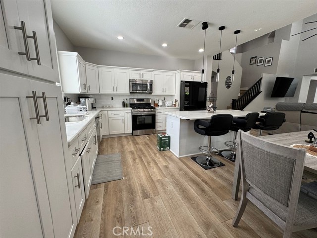 Detail Gallery Image 9 of 39 For 664 Rembrandt, Corona,  CA 92882 - 4 Beds | 3 Baths