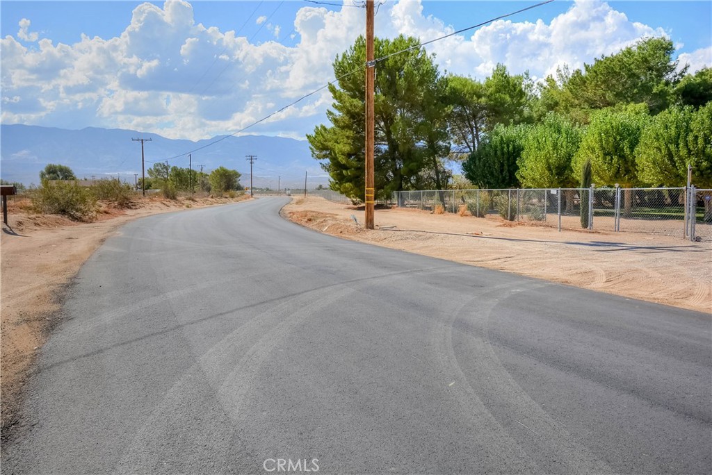 https://media.crmls.org/medias/dc5e766e-b197-4ff1-85d5-467c67ce46d0.jpg?preset=X-Large