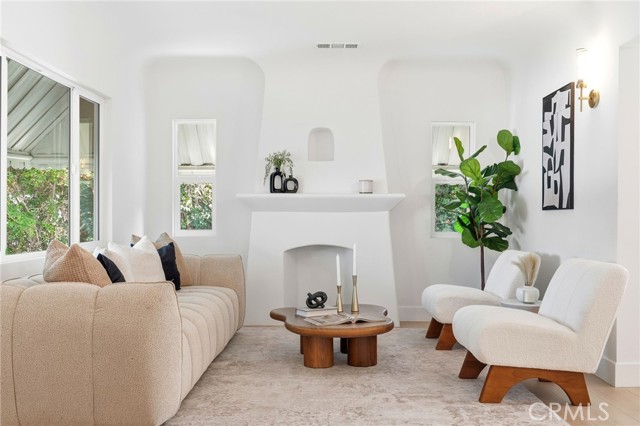 Detail Gallery Image 8 of 58 For 829 N Valley, Burbank,  CA 91505 - 2 Beds | 2 Baths