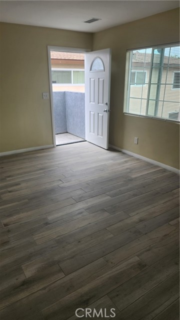 Detail Gallery Image 4 of 5 For 1043 West 107th Street #1/2,  Los Angeles,  CA 90044 - 2 Beds | 1 Baths