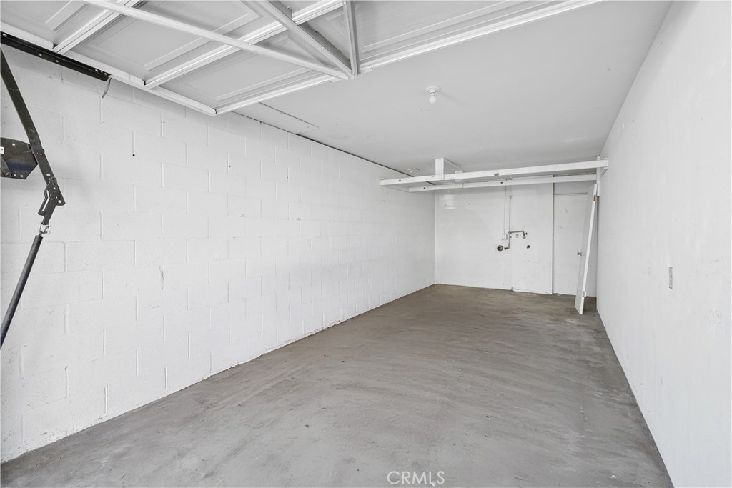 https://media.crmls.org/medias/dc66162f-96e6-4cb5-98e5-ec128a6fdb59.jpg?preset=X-Large