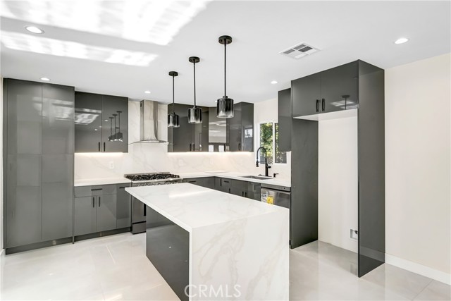 Detail Gallery Image 5 of 28 For 13433 Ebell St, Panorama City,  CA 91402 - 5 Beds | 4 Baths