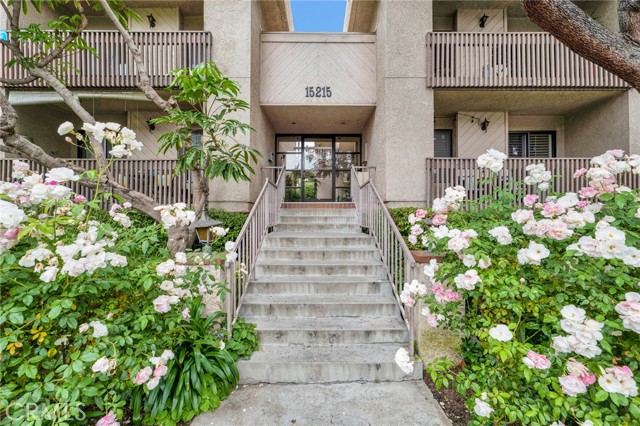 Detail Gallery Image 1 of 36 For 15215 Magnolia Bld #105,  Sherman Oaks,  CA 91403 - 2 Beds | 2 Baths