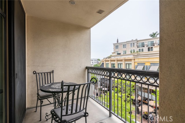 Detail Gallery Image 28 of 41 For 305 Caruso, Glendale,  CA 91210 - 2 Beds | 3 Baths