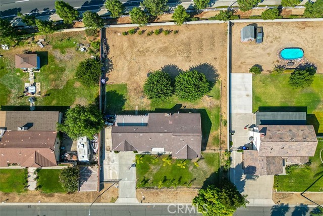 6860 27th Street, Jurupa Valley CA: https://media.crmls.org/medias/dc6994cf-50be-4f86-a780-49a3dda4613d.jpg