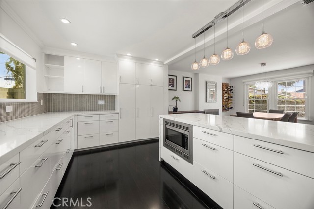 9461 Pier Drive, Huntington Beach CA: https://media.crmls.org/medias/dc69bf4c-34fc-4363-980c-2a54b9674f75.jpg