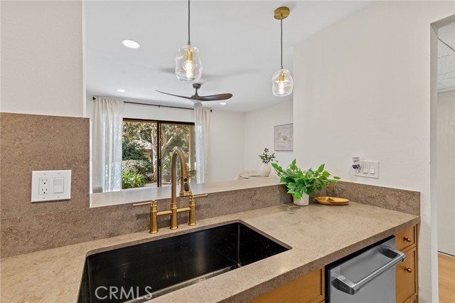 Detail Gallery Image 10 of 41 For 120 Lemon #34,  Irvine,  CA 92618 - 1 Beds | 1 Baths