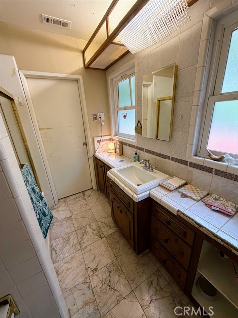 Detail Gallery Image 13 of 28 For 1042 W 15th, San Pedro,  CA 90731 - 2 Beds | 1 Baths